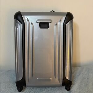 NWT TUMI Vapor International Carry On Spinner Silver TSA